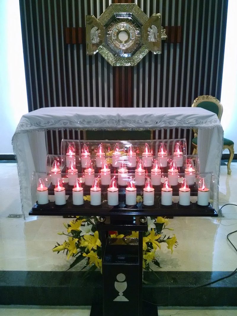 Lamparario de 27 velas instalado frente al altar del Santísimo