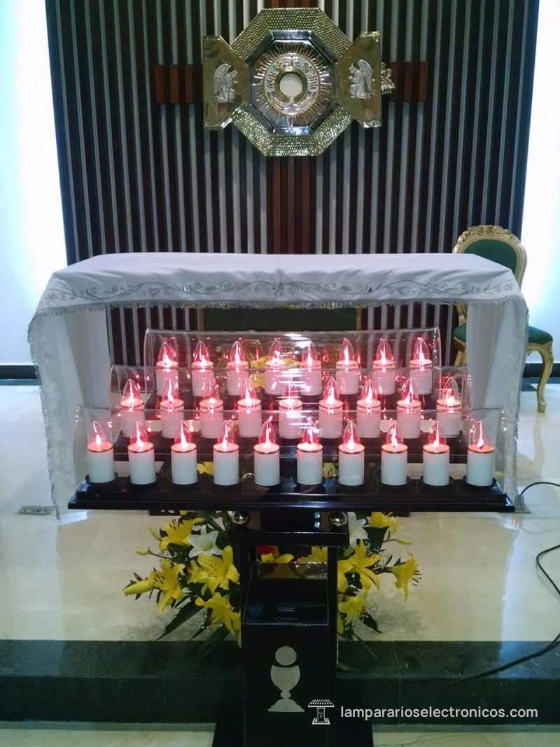 Lamparario de 27 velas instalado frente al altar del Santísimo