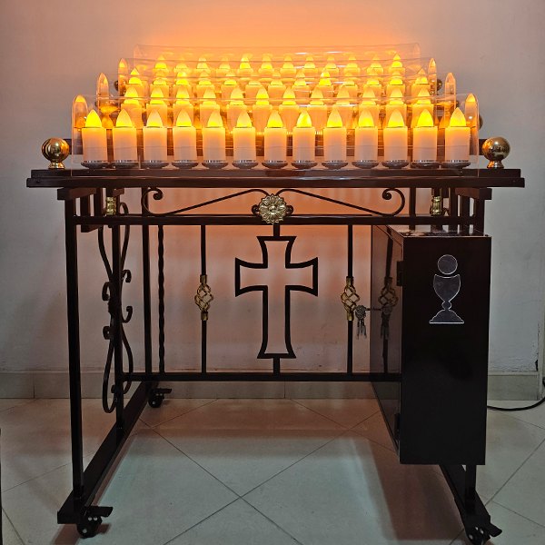 Lamparario personalizado en hierro forjado tipo mesa, con velas en varias líneas, cruz y alcancía lateral