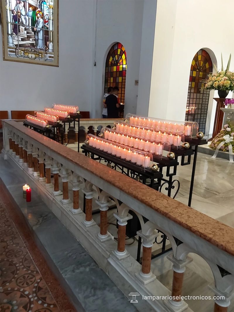 Lampararios de hierro forjado de 50 velas sobre el barandal del templo