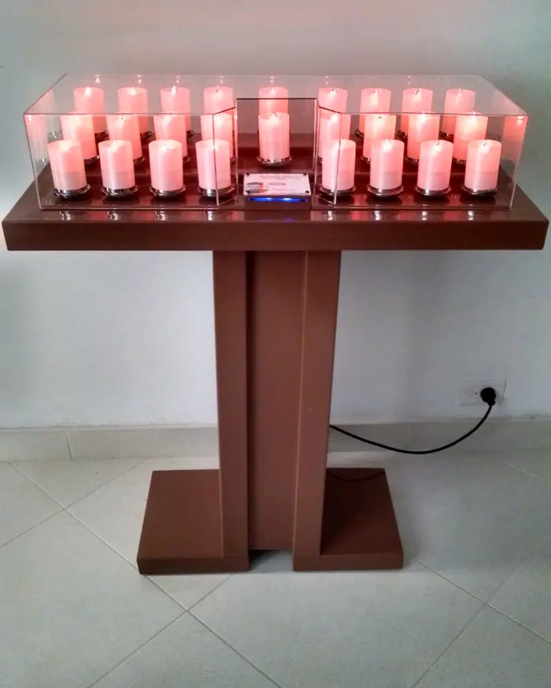 Lamparario en Madera Café con Alcancía de 26 Velas