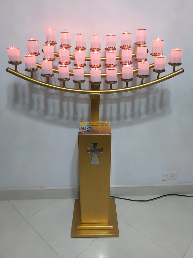 Lamparario Metálico Dorado de 27 Velas